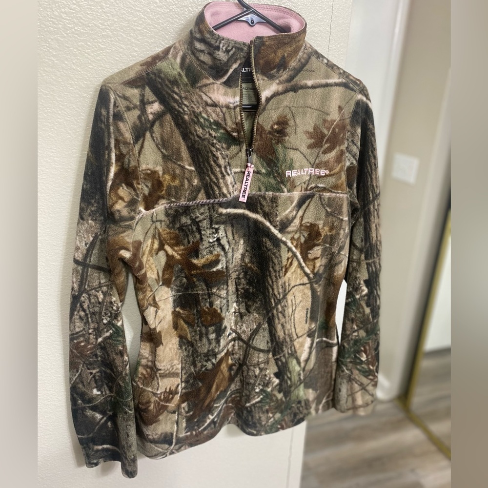 Realtree quarter zip camo pullover. Size Medium.